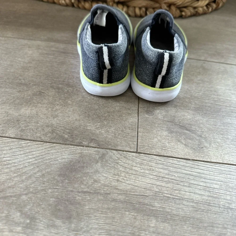 Cat & Jack Toddler Boys Slip-On Sneakers Size 7 Modern Design